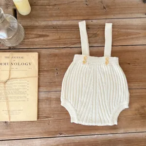 Baby Rippstrick Romper in Beige, süße Trägershorts mit Holzknöpfen, Kleinkind Babykleidung.