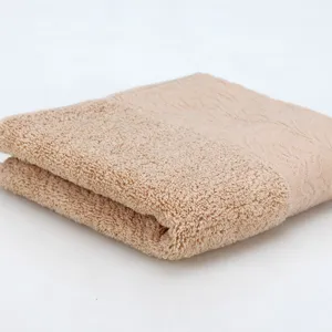 Weiches saugfähiges reines Baumwoll-Unifarben-Falthandtuch Hauptprodukt-Vorderansicht.