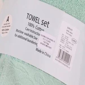Vue rapprochée de l'étiquette d'emballage de la serviette de bain en jacquard pur coton avec détails.