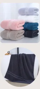 Détail en gros plan montrant des serviettes de bain en coton doux pliées et drapées.