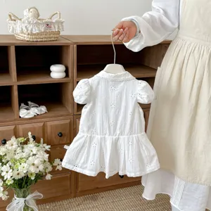 Charmante robe d'été blanche pour bébé fille avec délicate broderie anglaise et col chic.