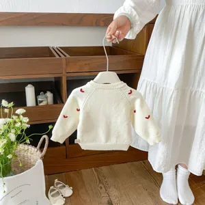 Cardigan in maglia per neonati con ricamo di cuori rossi, giacca maglione bianca manica lunga.
