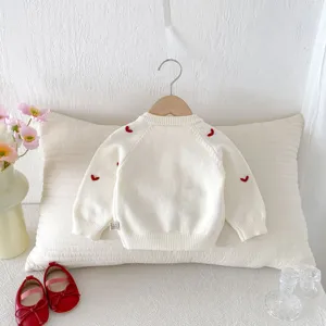 Cardigan in maglia per neonati a maniche lunghe con dettagli di ricami a cuore rosso.