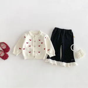 Cardigan in maglia e pantaloni a pois per neonata bambina, dettaglio ricamo cuore.