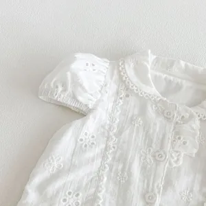 Détail de robe blanche brodée pour fille, robe de princesse d'été col manches courtes.