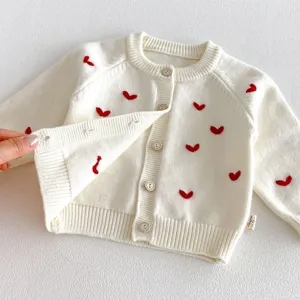 Cardigan in maglia per neonati con ricami di cuori rossi, maglione bianco maniche lunghe.