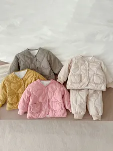 Detail der Babysteppjacke, weiche und warme gefütterte Kleinkinder Winterkleidung Set.