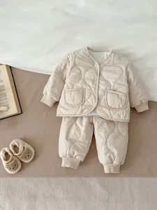 Gesteppter Winter-Baumwollanzug für Kleinkinder, warme verdickte Babyjacke und Hose für kalte Tage.