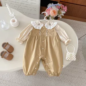 Süßes Baby Mädchen Herbst Strampler Set mit Spitzenstickerei Kragen und passenden Schuhen.