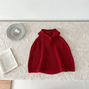 Capa suéter de punto rojo para bebé con capucha, prenda exterior de otoño para niña detalle.