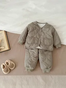 Detaillierte Ansicht der gesteppten Kleinkind-Winterbekleidung mit warmen Druckknöpfen.