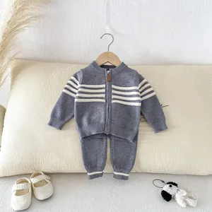 Conjunto acogedor de cárdigan y pantalón de punto para bebé con elegantes rayas horizontales.