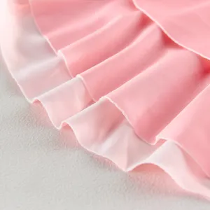 Nahaufnahme der süßen rosa Lagen-Volants an einem niedlichen Kinder-Meerjungfrau-Badeanzug.