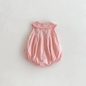 Vista detallada del bonito pelele sin mangas para bebé niña en color rosa con solapa y pliegues.