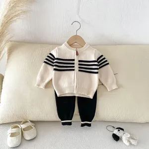 Conjunto de punto para bebé cárdigan con cremallera y pantalón detalle dos piezas