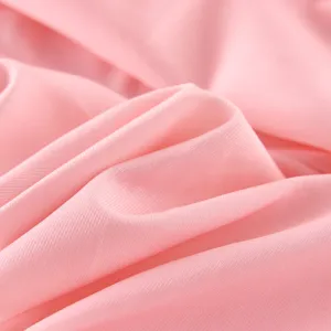 Rosa Badeanzug Stoff Detail Textur Makro Nahaufnahme glattes weiches Textilmaterial