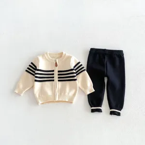 Detalle del conjunto de punto para bebé con cárdigan con cremallera y pantalón.