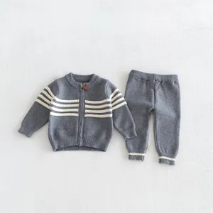 Conjunto de cárdigan y pantalón de punto gris para bebé detalle suave rayas estilo diario