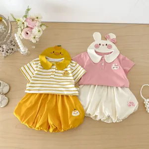 Dettaglio del set estivo per neonata con ricamo di animali, top manica corta e pantaloncini.