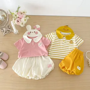Dettaglio set di vestiti per bambini con applicazioni di animali, colletto coniglietto.