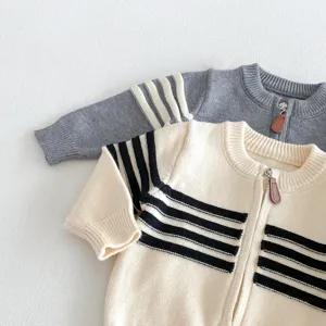 Detalle de cárdigan de punto para bebé con cremallera, diseño de rayas lindo para niños.