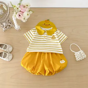 Completo estivo per neonata con ricamo anatra carina, top manica corta e pantaloncini.