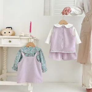 Ensemble de vêtements adorable pour bébé fille avec gilet en tweed chic shorts et robe florale.