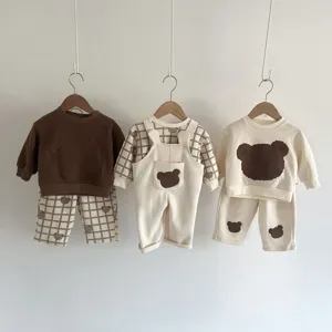 Detalle de ropa informal de oso para bebés, sudaderas y pantalones con parches bonitos.