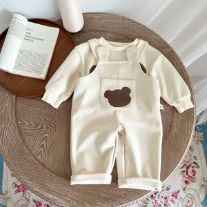 Conjunto de sudadera y peto de oso lindo para bebé vista de detalle, ropa casual de algodón.