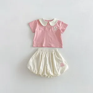 Dettaglio del set abbigliamento bambina con ricamo animale carino e colletto elegante.
