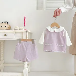 Ensemble de vêtements d'automne style tweed pour fille avec chemisier et short violet.