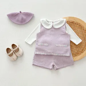 Vue détaillée de l'ensemble tweed violet pour bébé, chemise manches longues, short et béret.