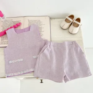 Ensemble de tenue en tweed d'automne pour fille avec un gilet violet chic et un short assorti.