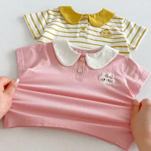 Dettaglio polo per bambini ricamata carina, colletto dolce e maniche corte per l'estate.
