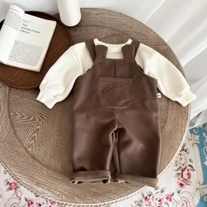 Conjunto de chándal de otoño de osito tierno para niño, sudadera y peto con orejas.