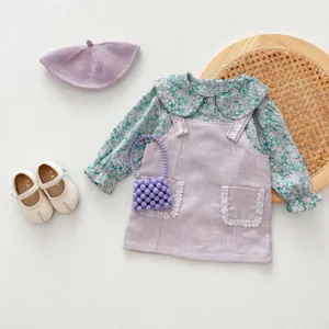 Ensemble chemisier floral et robe gilet tweed fille avec béret, sac et chaussures d'automne.