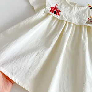 Carino abito estivo in cotone per neonati con collo ricamato, comodo capo casual per bambina.