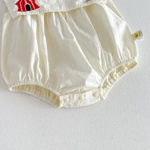 Deliziosa tutina senza maniche per neonata con ricamo di casa rossa, comoda e beige chiaro.