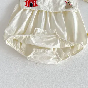 Vista dettagliata della tutina estiva senza maniche per neonata, ricamo e bottoni a pressione.
