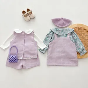 Vue détaillée de l'ensemble gilet tweed violet pour bébé avec joli col floral et sac de perles.