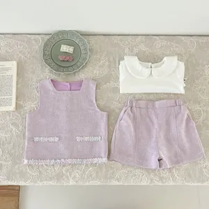 Joli ensemble gilet et short en tweed pour petite fille, col blanc élégant et accessoires mignons.