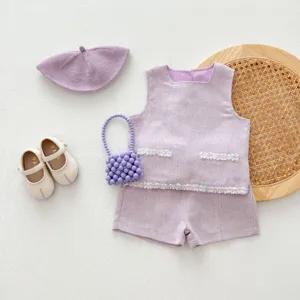 Ensemble haut et short en tweed violet pour bébé fille vue détaillée avec accessoires assortis