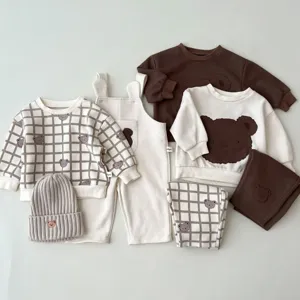 Conjunto de sudadera y pantalón con estampado de oso marrón de otoño plano detalle.