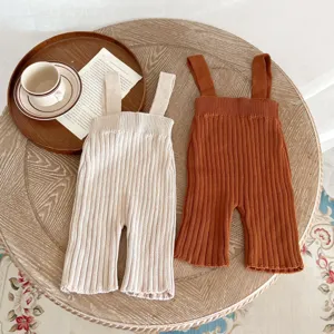 Gebreide baby tuinbroek met hoge taille en schattige bretels voor herfst en lente
