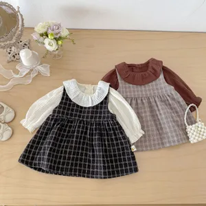 Set due pezzi primaverile per bambine con camicetta con colletto a volant e abito a quadri