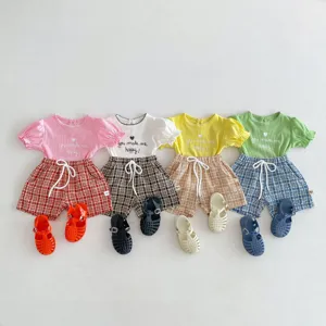 Vue détaillée des ensembles d'été pour enfants avec t-shirts graphiques et shorts.