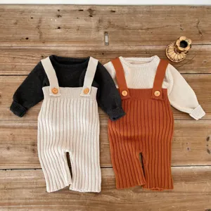 Baby gebreide trui en tuinbroek set, comfortabele katoenmix voor kleine kinderen.