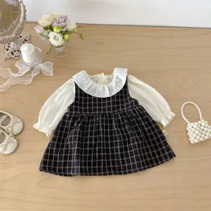 Completo primaverile per bambina con camicetta colletto bambola e abito scamiciato a quadri.