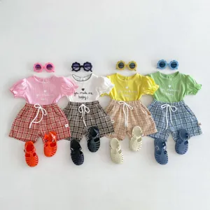 Ensemble de vêtements d'été pour bébé t-shirt à manches courtes et short à carreaux.