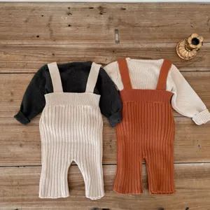 Detail set baby brei tuinbroek, gezellige langearm top en hoge taille broek voor schattige babys.